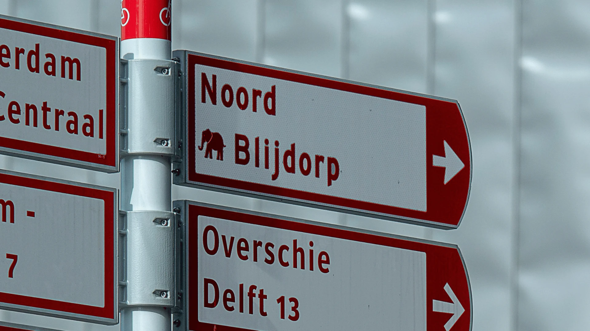 Wegwijzering naar Blijdorp vanaf Rotterdam centraal